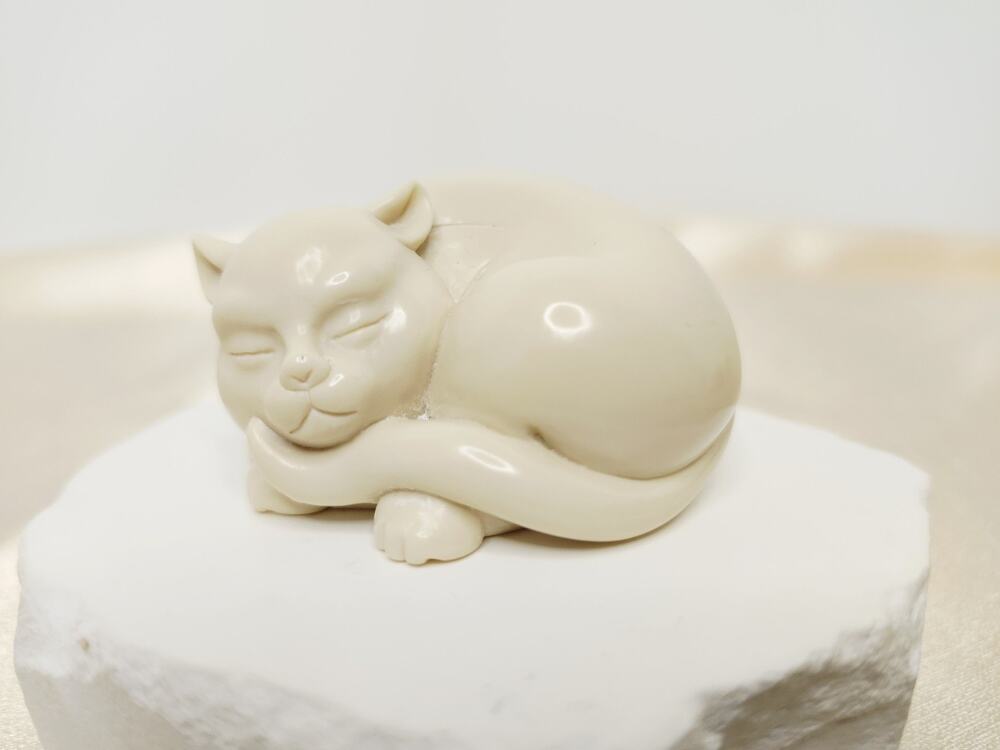 Vintage 1986 Franklin Mint Netsuke Cat Curio Cabinet White Figurine T6B Mini